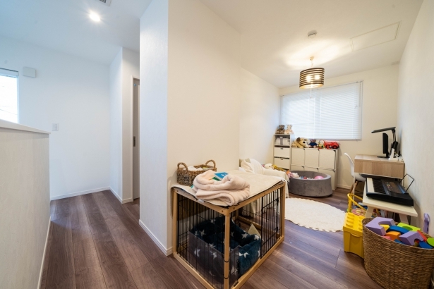 モノクロのストリップ階段が目を惹くスタイ...