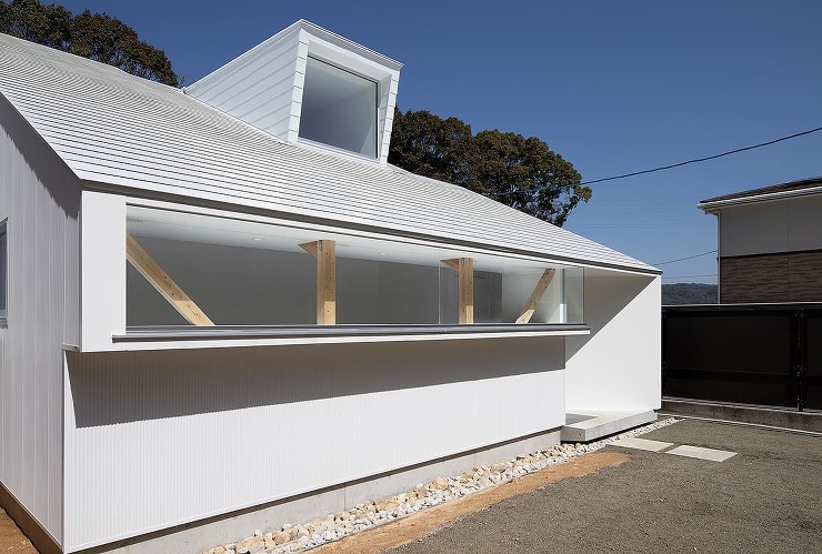 森との境界面の建築：起伏に富む周辺環境と...
