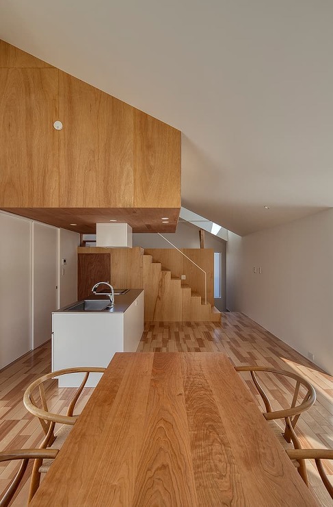 森との境界面の建築：起伏に富む周辺環境と...