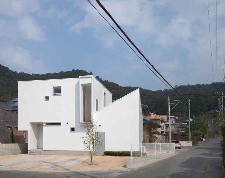 T/N 邸: 神社の参道に面する住宅