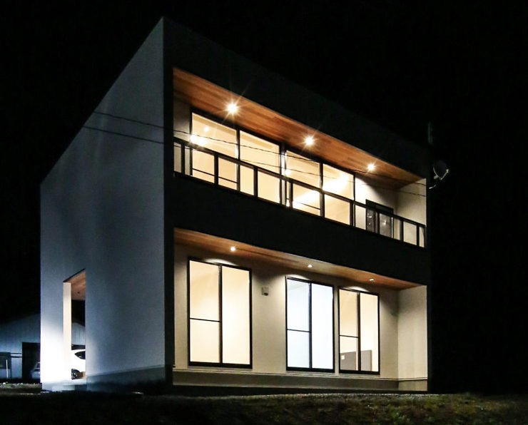 夜には光のオブジェとなる、白亜のミニマル...