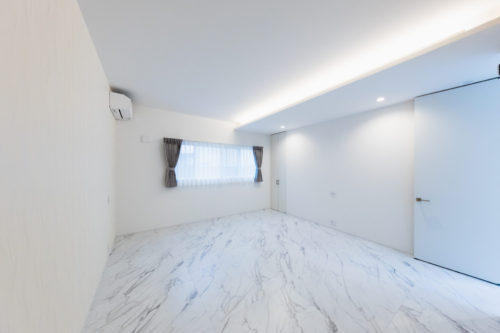 壁が包み込むアウトドアリビングで、家族だ...