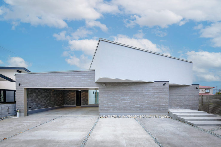 壁が包み込むアウトドアリビングで、家族だ...
