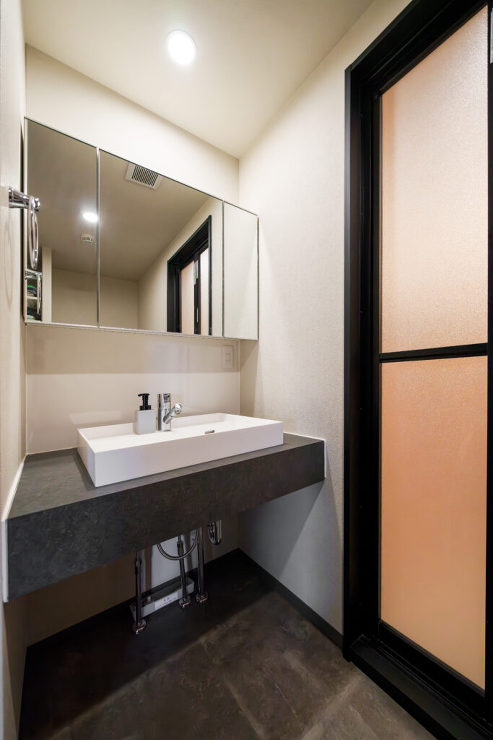 好きな色合わせで楽しむ家 - リノベーシ...