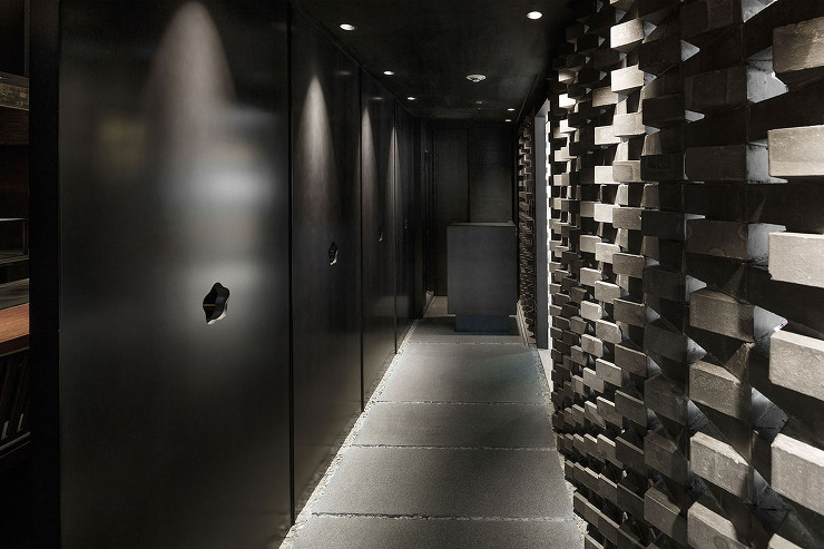 アプローチを見る。右壁はいぶし煉瓦透かし積み、左壁は黒皮仕様鉄板 