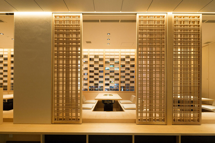 心技体うるふ博多：小上がり席と白木の格子戸を見る。