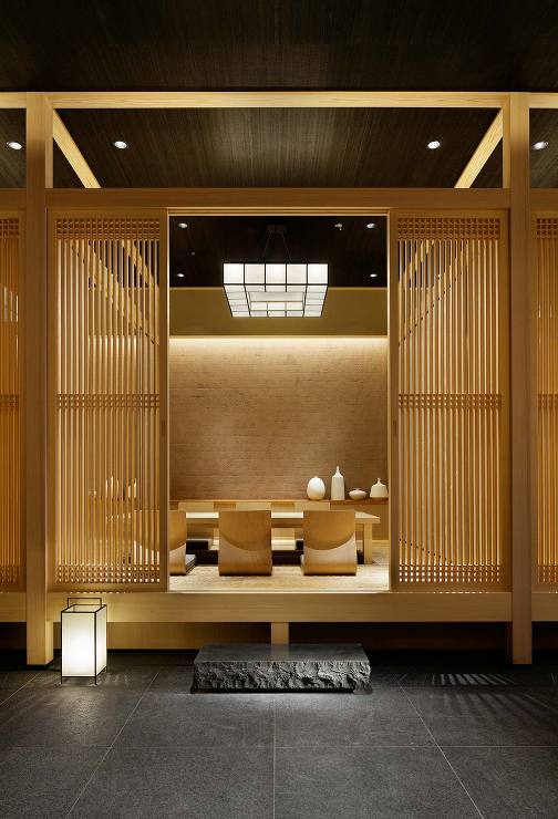 銀香梅：小上がり席を見る。踏石は黒御影石。