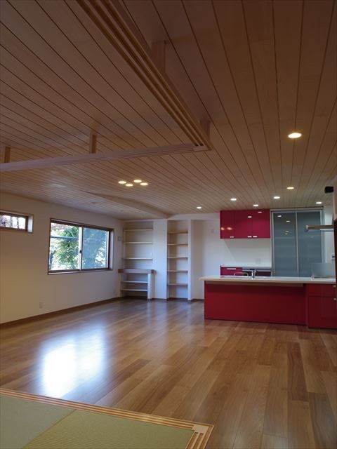 梁型を隠すため、天井を波のようにうねらせてすっきり隠しました。とっても心地よい空間です。