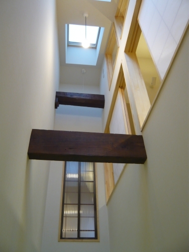 長屋住宅に「どうやって光を取り組むか」が一番の課題でした。
階段上部にトップライトを設け、その階段を中心に、それぞれの部屋の内窓から光を振り分けていきました。