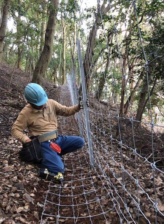 山と隣接するお庭の下準備?防獣フェンス設...