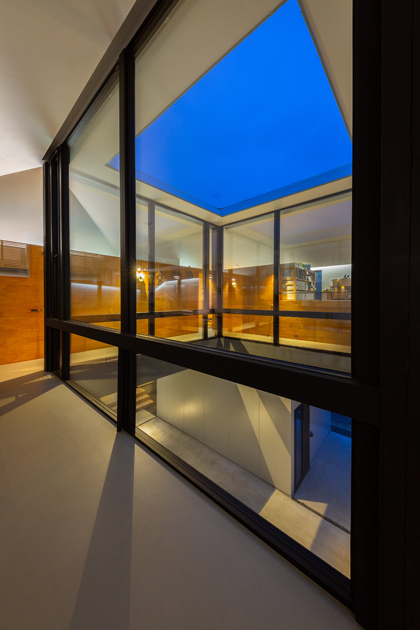 空の矩形と軒下　/ 山形の住宅