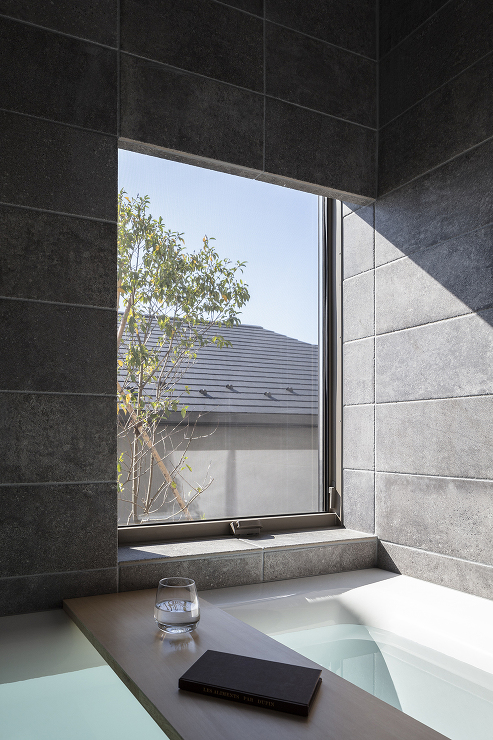 借景の中に暮らす家_浴室 | 横浜 建築設計事務所 建築家|
