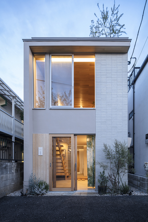 街に開く職住一体の家_外観(夕景) | 横浜 建築設計事務所 建築家|