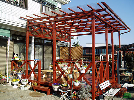 ポリカ波板を葺いて屋根として利用