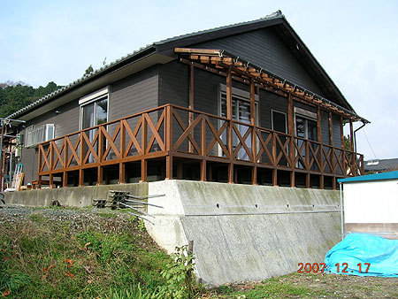 建物に廻りこむようにウッドデッキを設置