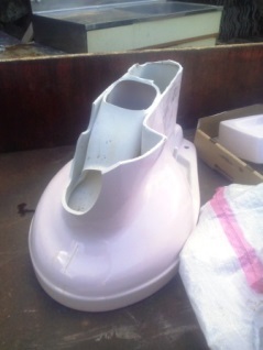 割って取り外した便器