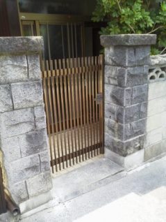 アルミ形材門扉（施工後）　ハイ千峰（特注）