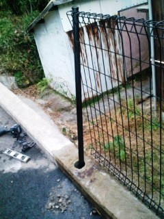 フェンス修理途中　コア抜き後