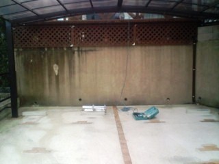 外壁補修工事/自然石透水舗装材（壁面用）/施工前