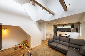 梁のある吹き抜けから光が注ぐ家