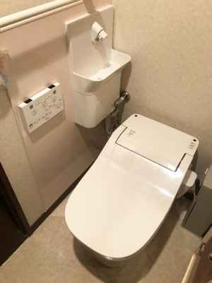 鹿児島市のトイレリフォーム施工事例｜K様邸｜パナソニック「アラウーノS?」全自動お掃除トイレでいつでも快適♪【リビングプラザ滝の神】鹿児島市・リフォーム・塗装・外構・造園