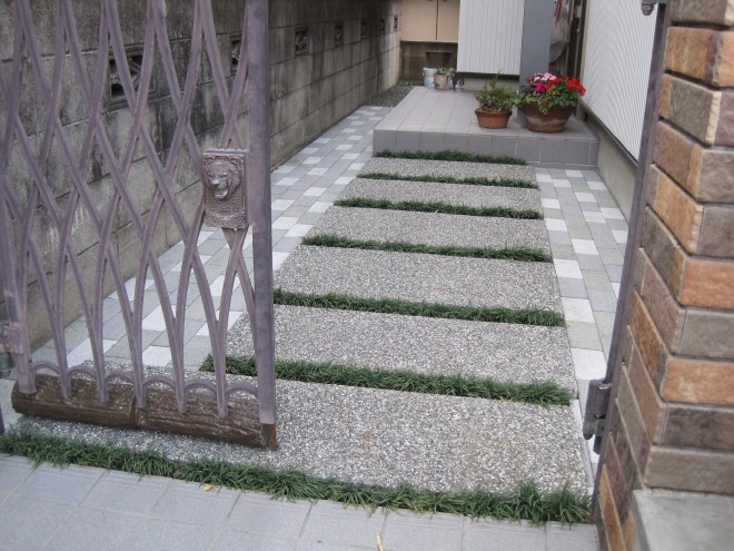 鹿児島市のアプローチ・リフォーム施工事例｜Ｓ様邸｜植栽を上手に取り込んだ玄関まわり【リビングプラザ滝の神】鹿児島市・リフォーム・塗装・外構・造園