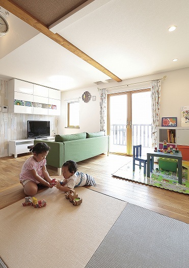 小上がりの畳スペースは 遊びにもお昼寝にも大活躍