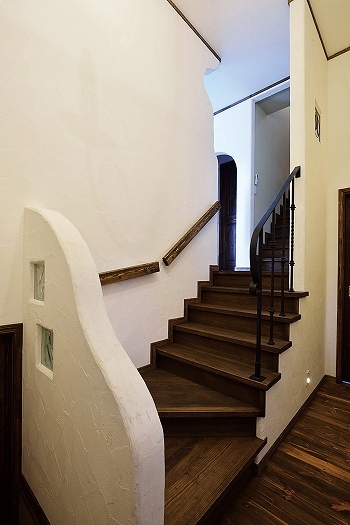 ホールからリビングへの漆喰の壁