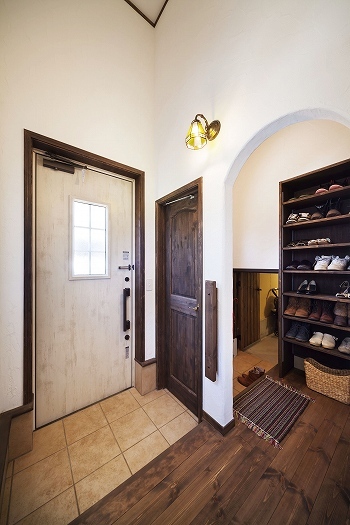 玄関ホールの奥はシューズクロークと床蔵への入り口