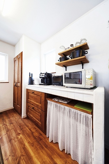 見せるキッチン タイルの天板がポイント