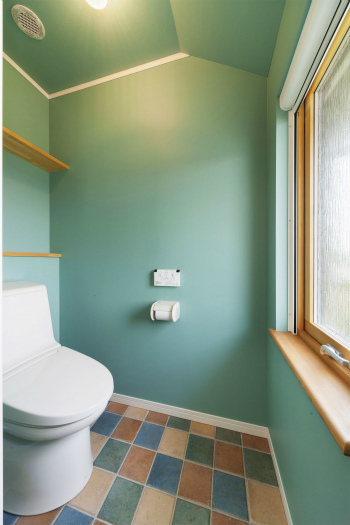 タイル調の床が可愛い カラフルな空間のトイレ