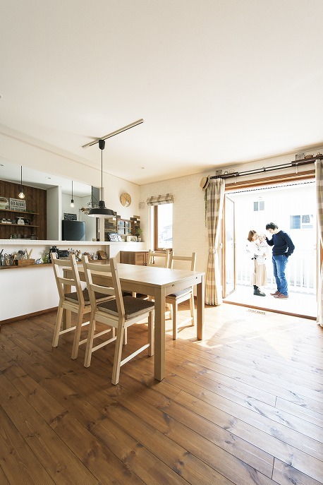 大きな掃き出し窓を開けるとバルコニー