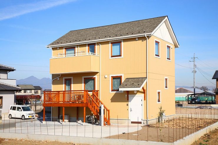 明るいオレンジの外観の床蔵付き住宅｜群馬...