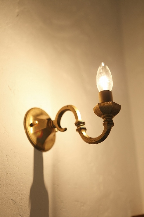 アンティーク照明と洋書でが映える古民家風...