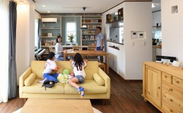 造作の棚で雑貨を楽しむ北欧スタイルの家
