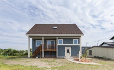 大屋根造りで夢の世界に入る扉の有る家