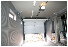 スチール製ガレージドアの室内側、電動オープナー付き