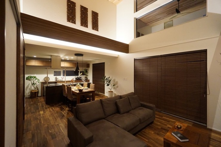 リビングに大きな吹抜けのあるバリ風インテ...