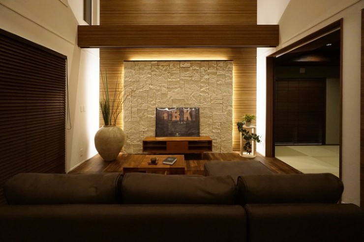 リビングに大きな吹抜けのあるバリ風インテ...