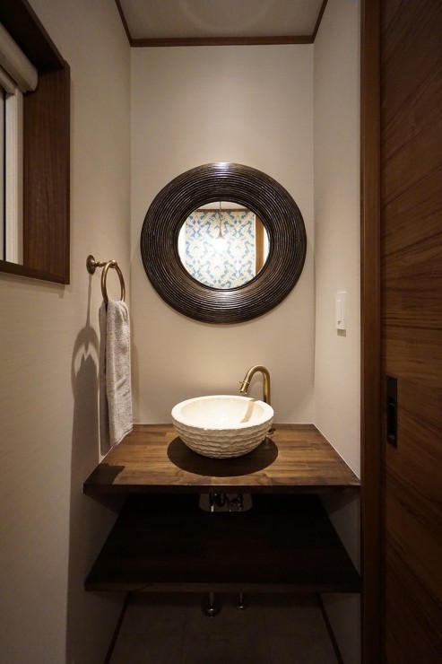 リビングに大きな吹抜けのあるバリ風インテ...