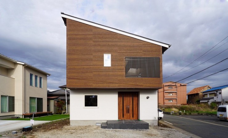 アウトドアリビングとステップステージの家...