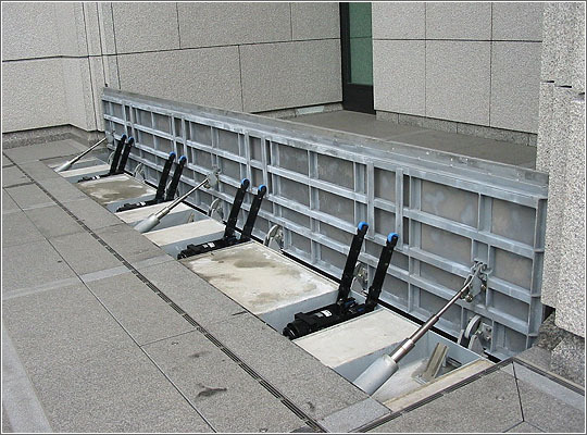 ホテル出入口
