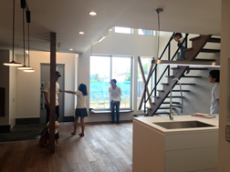 家族が自然とリビングに集まる家