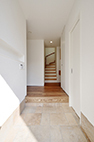 【玄関ホール】広い玄関ホール。その先の光が差し込む階段室が上層へと誘い込みます。