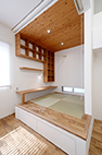 【タタミコーナー】ワーキングデスクのあるタタミコーナー。収納やロフトへと続く生活動線など。考え抜いたデザイン。