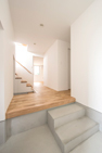 【玄関ホール】やさしい明かりが差し込む階段が誘い込む導線