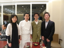 稲村シェフと設計スタッフとのショット/ショコラティエ　イナムラ　ショウゾウ/東京/店舗住宅/DEN設計