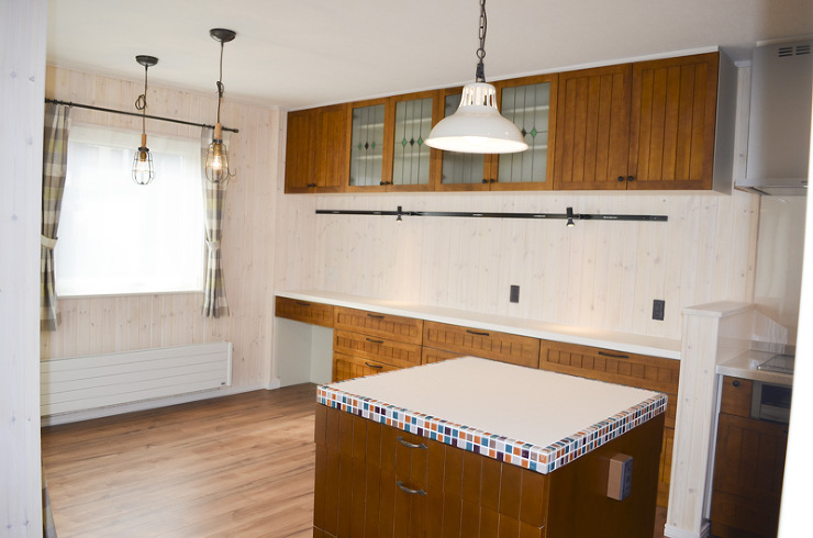 作業台のあるキッチンが魅力の木張りの家｜...