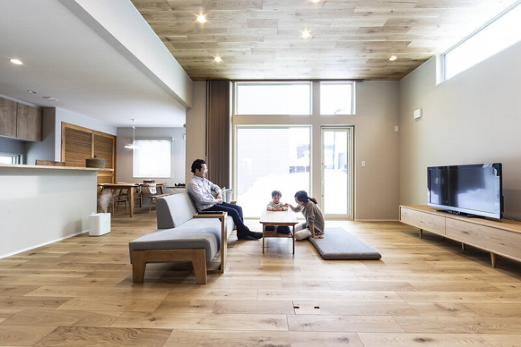 木の雰囲気がオシャレな　天井の高い家【アイフルホーム】