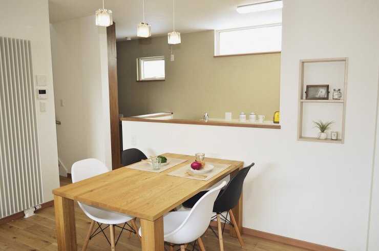 寝室のちょっとした書斎スペースが嬉しい家...